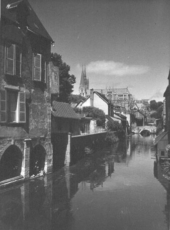 Gezicht op de kathedraal in de stad, de rivier (Eure) en een brug, vanuit het zuiden