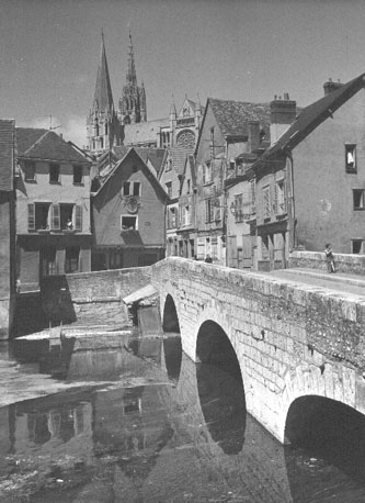 Gezicht op de kathedraal in de stad; brug over de rivier (Eure) op de voorgrond, vanuit het zuidoosten