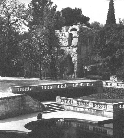 Park met op de achtergrond Romeinse therme (= "Temple de Diana")