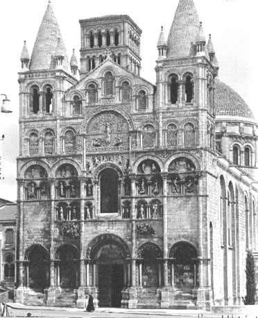 Westfacade; uitvoerige voorstelling van het Laatste Oordeel; bovenaan: Christus in mandorla vergezeld door de symbolen van de evangelisten (Majestas Domini)
