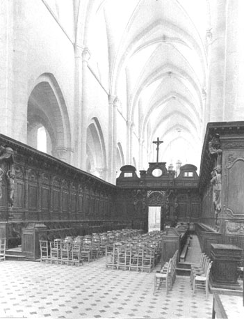 Abdijkerk: koorgestoelte met zicht op koorhek, vanuit het oosten