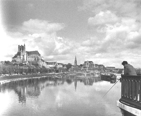 Uitzicht op Auxerre en de rivier de Yonne: de kathedraal Saint-Etienne en de voormalige abdijkerk Saint-Germain