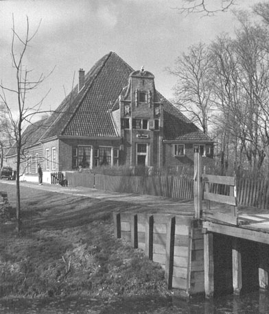 Vooraanzicht van de boerderij De Eenhoorn