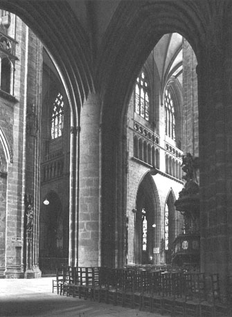 Zicht op koor en noordelijk transept vanuit zuidelijke zijbeuk