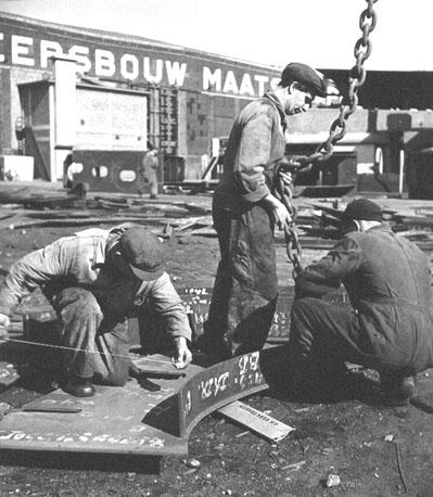 Mannen aan het werk op de scheepswerf