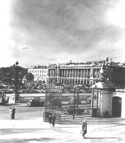 Zicht op de Place de la Concorde vanuit de toegangspoort naar de Jardins des Tuileries
