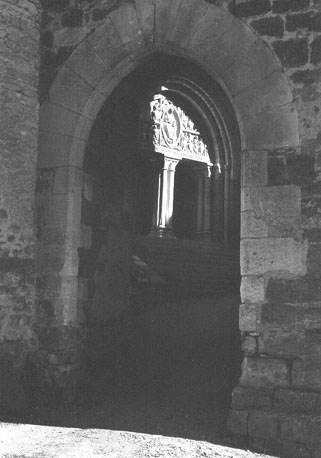 Doorkijk door poort, westfacade, portaal met timpaan: Majestas Domini omgeven door de vier symbolen van de evangelisten