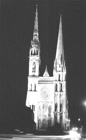 Westfacade bij nacht