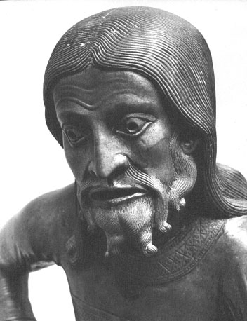Hoofd van knielende figuur: Een van de vier voeten van het doopvont, de paradijsrivieren voorstellende