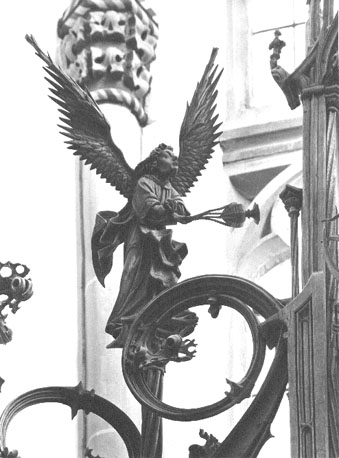 Retabel van de Zeven Smarten van Maria, detail (bovenaan): engel