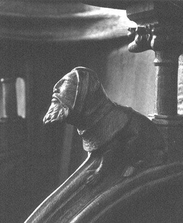 Koorbanken, detail: knop van een tussenleuning, fantasiedier met mannenkop