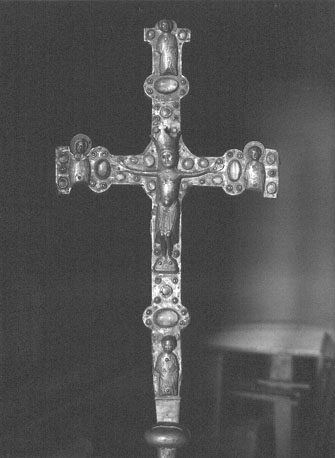 Processiekruis, gekroonde Christus in het midden, vier evangelisten aan de uiteinden van armen