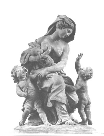 Vrouwenfiguur met een zuigeling en twee kinderen: 'Caritas' / Liefde