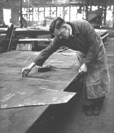 Man aan het werk in een fabriek