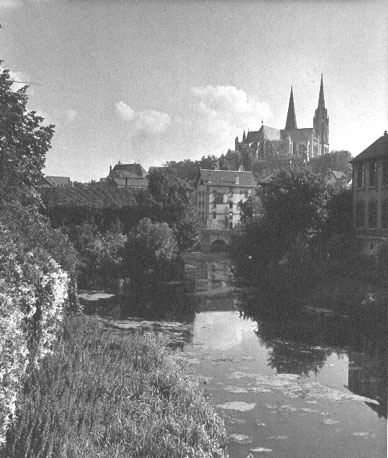 Zicht op Chartres, rivier de Eure en de kathedraal
