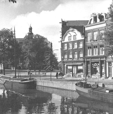Stadsgezicht, gracht met boten