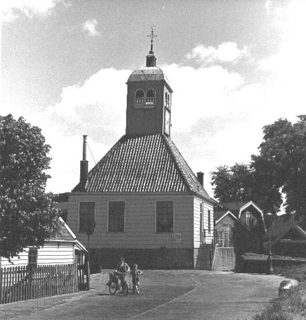 Houten kerkje met klokkentoren