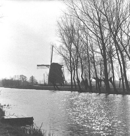 Landschap met molen aan het water