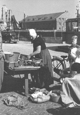 Vissersvolk (vrouwen) aan het werk op de kade