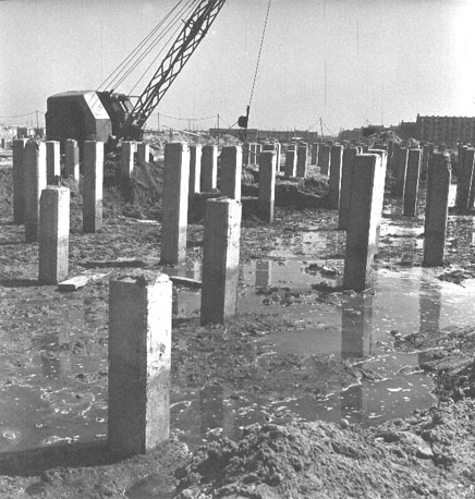Betonnen palen in de grond heien