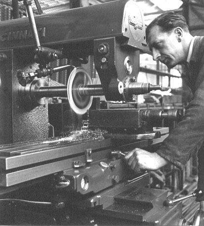 Aan het werk in de metaalfabriek
