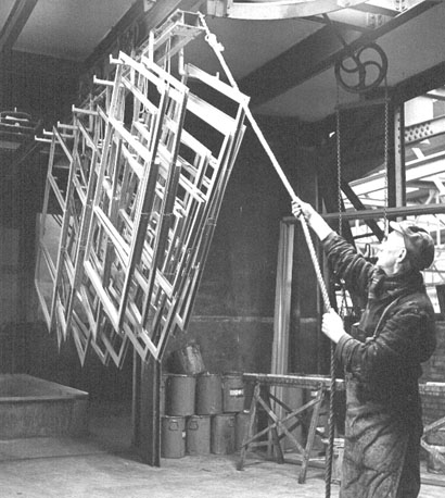 Aan het werk in de metaalfabriek