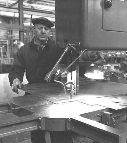 Aan het werk in de metaalfabriek