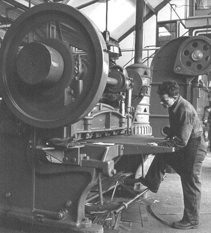 Aan het werk in de metaalfabriek
