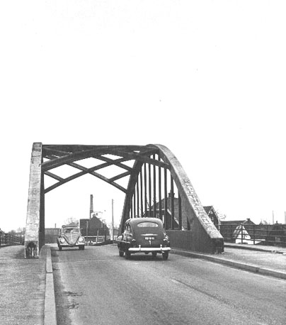 Auto's op een verkeersbrug