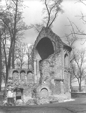Apsisruïne van Sint Maartenskapel vanuit het westen ('Barbarossaruïne')