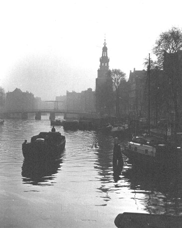 Zicht op Oude Schans (gracht) en de Montelbaanstoren