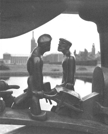 Hek voor het monument, rechter deel, detail: arbeiders (op de achtergrond: museum Boijmans-Van Beuningen)