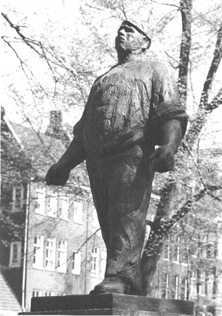 Standbeeld: "De dokwerker"; oorlogsmonument ter herdenking van de Februaristaking in 1941