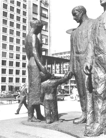 Oorlogsmonument: "Herrijzend Rotterdam"