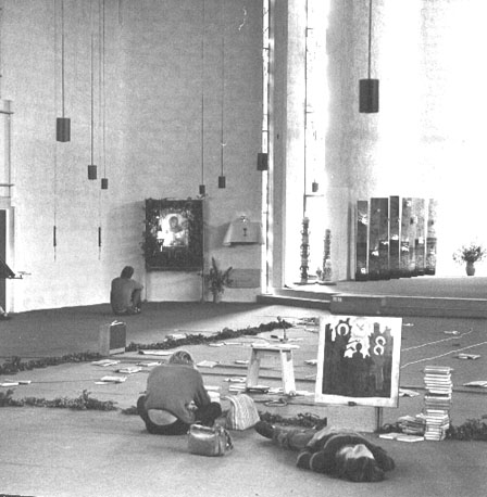 Interieur van de (nieuwe) kerk, met jongeren