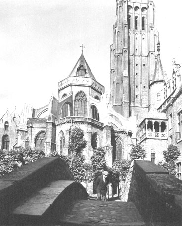 Zicht op koor en toren vanaf de Bonifatiusbrug (oosten)