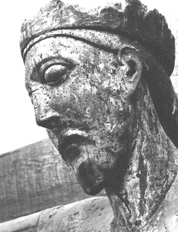 Christus, met koningskroon, aan het kruis, detail: hoofd van Christus (crucifix)
