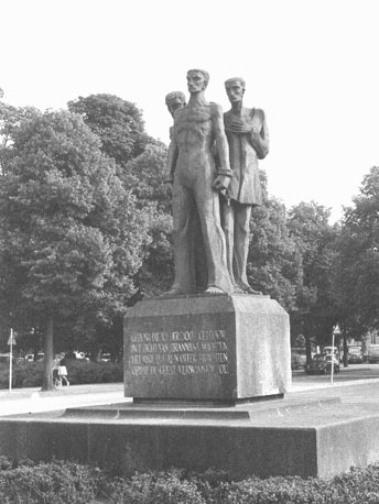 Verzetsmonument: drie staande mannen