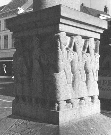 Oorlogsmonument, voetstuk (detail)