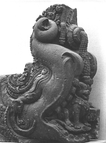 Mythologisch waterdier, 'Makara', met olifantslurf; tussen kaken: leeuwtje (detail)