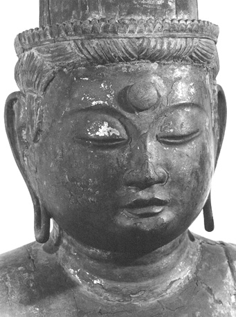 Zittende Maha-Vairocana, detail: kop
