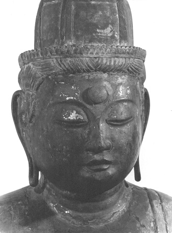Zittende Maha-Vairocana, detail: kop