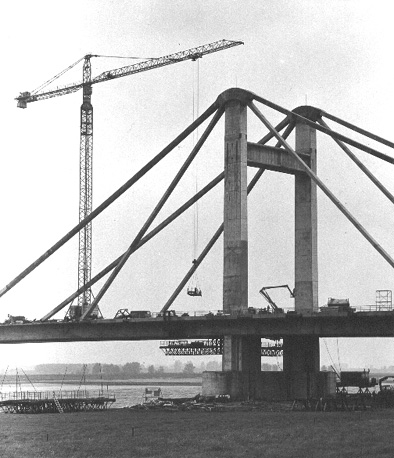 De bouw van de brug