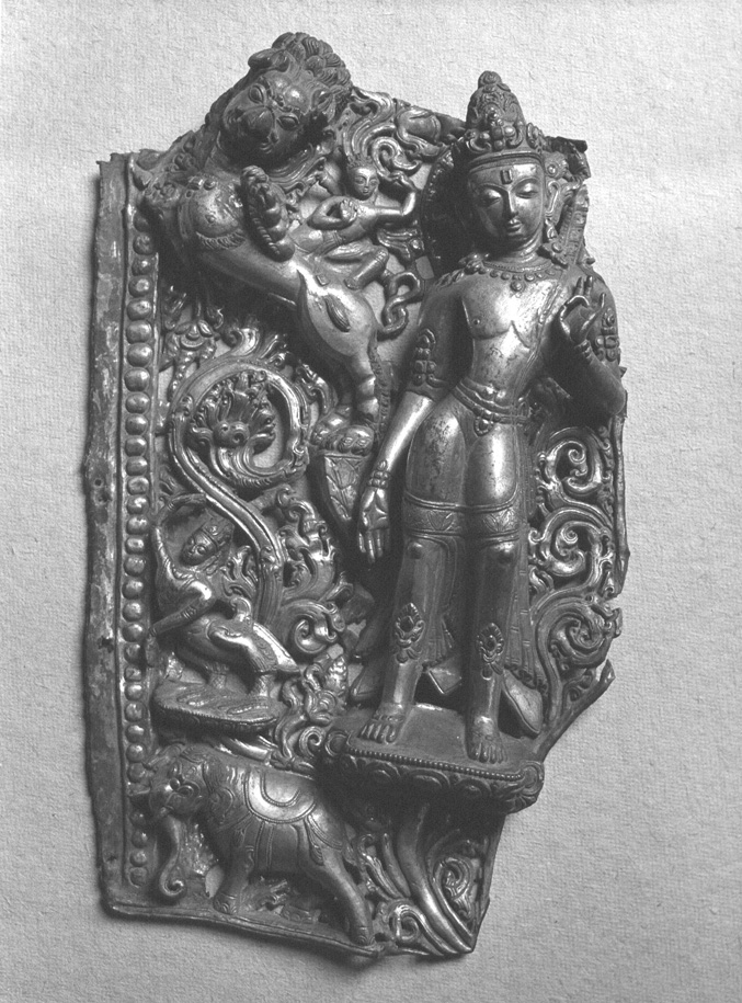 Bodhisattva figuur staande op een lotus, verschillende mythische dieren; onderdeel van aureool