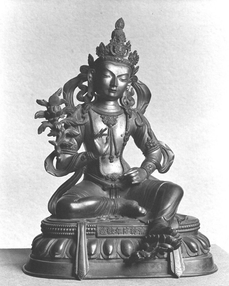 Zittende Bodhisattva op een lotus (een been hangend, de andere horizontaal) prekend gebaar van de handen (?)