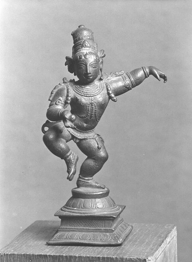 Dansend figuurtje, op één been staand (linker): Krishna als kind, maakt vreugdedans
