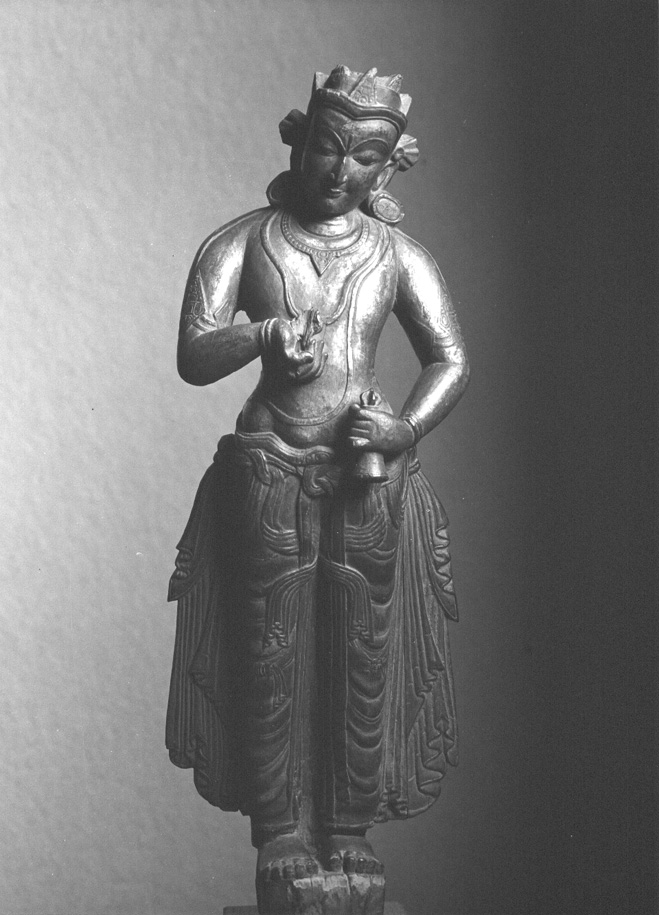 Staand menselijk figuur, rijk gedrapeerd kleed over onderlichaam: Vajrasattva, een manifestatie van de Oer-Boeddha