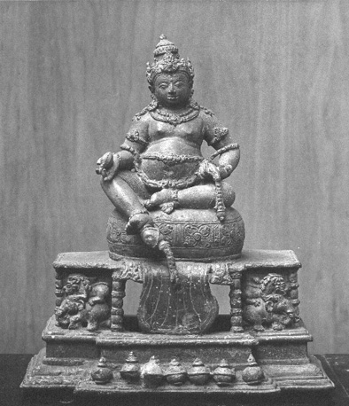 Godenfiguur op een kussenbankje