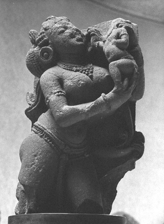 Tempelfragment: staande godin (?) met figuurtje op linkerhand