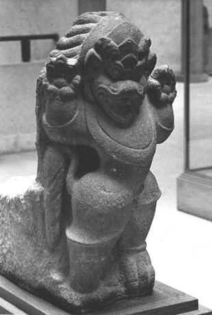 Tempel decoratie: staand monster (leeuw?) met geheven  voorpoten